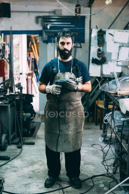 Портрет мужчины-металлиста в фартуке, кузница — стоковое фото