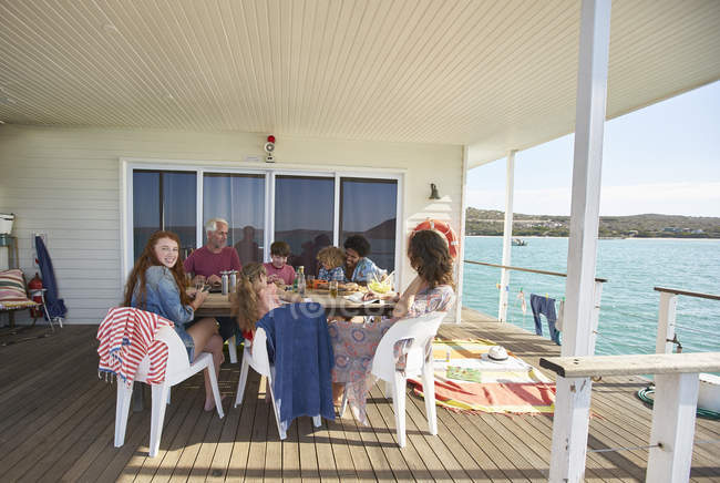 Famiglia riunita a tavola sul ponte prendisole houseboat, Kraalbaai, Sud Africa — Foto stock
