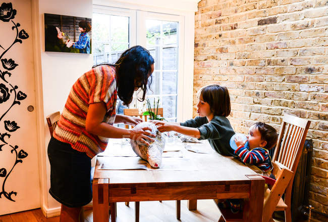 Дитина і мати грають з пап'є макаром — стокове фото