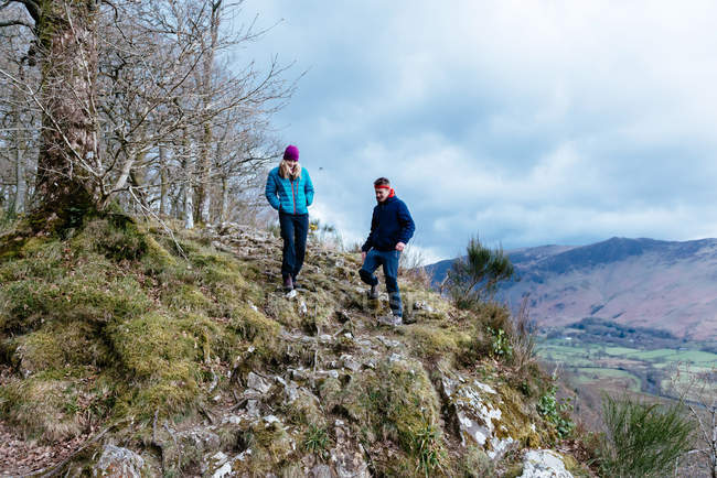 Young couple hiking, Derwent Water, Keswick, Lake District, Cumbria, United Kingdom — Stock Photo