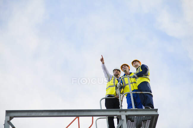 Працівники з видом на будівельний майданчик — стокове фото