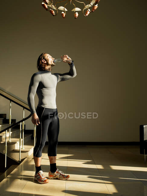 Homme mûr boire de l'eau par étapes — Photo de stock
