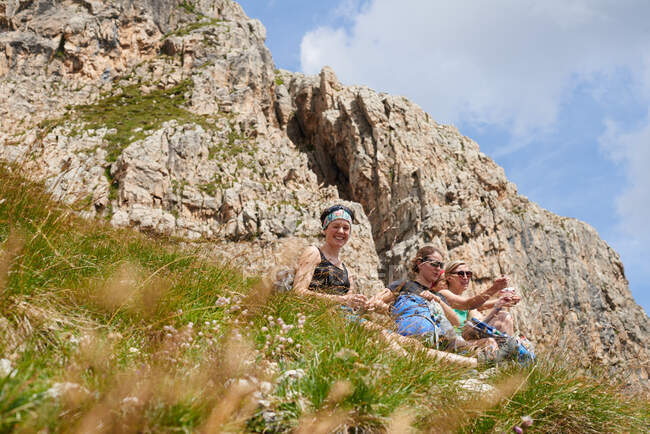 Escursionisti appoggiati su una collina rocciosa, Austria — Foto stock