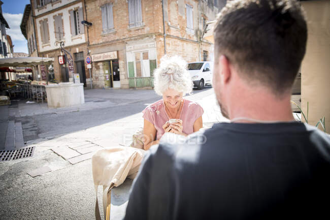 Пара в кафе на тротуаре, пьет кофе, Бруникель, Франция — стоковое фото