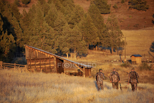 Три охотника на оленей с винтовками, Джон Дэй, Орегон, США — стоковое фото