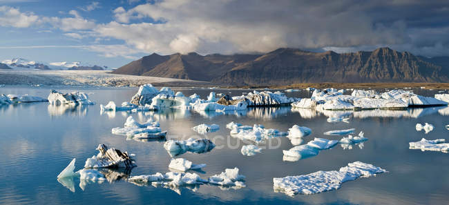 Icebergs flutuando em águas glaciares — Fotografia de Stock