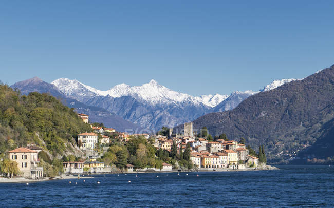 Vista lejana de Village on Lake Como, Lombardia, Italia - foto de stock
