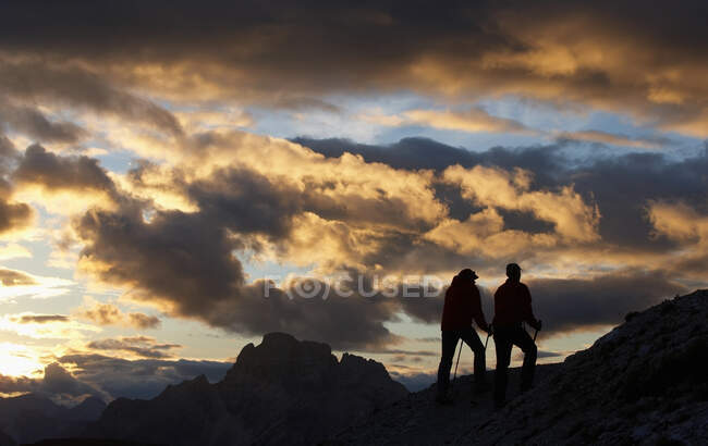 Dois caminhantes nas Dolomitas, Itália — Fotografia de Stock