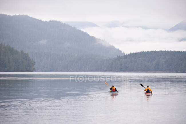 Kayakers em lago rural — Fotografia de Stock