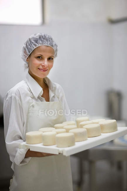 Retrato de trabajador en una lechería de queso - foto de stock