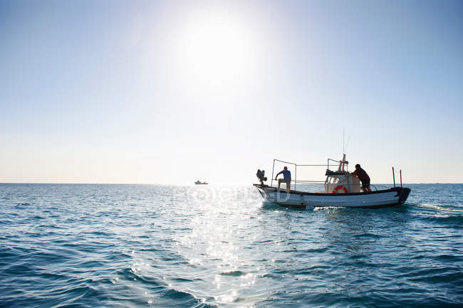 Pêcheurs sur un bateau de pêche en mer — Photo de stock