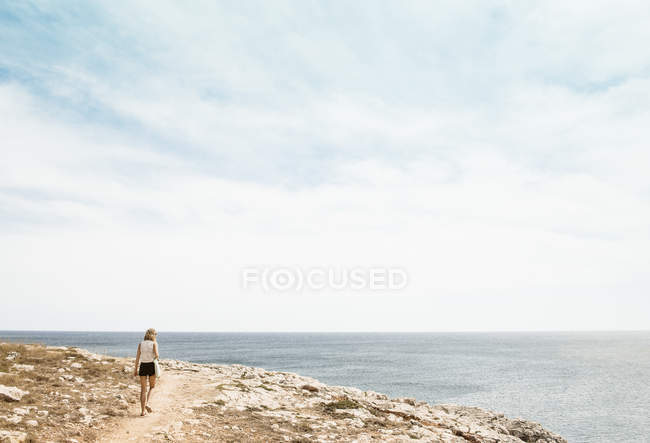 Заднього виду жінці, ходьба на скелі, Менорка, Іспанія — стокове фото