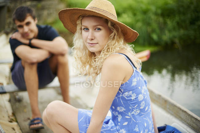 Retrato de jovem casal em barco a remo no rio — Fotografia de Stock