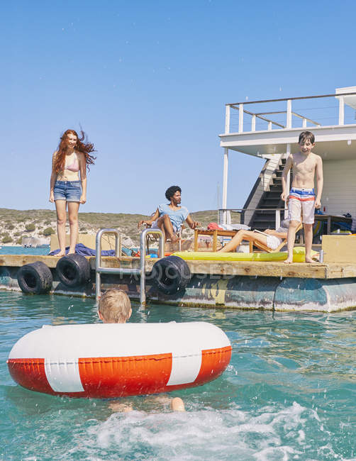 Familie hat Spaß auf dem Hausboot-Sonnendeck, kraalbaai, Südafrika — Stockfoto