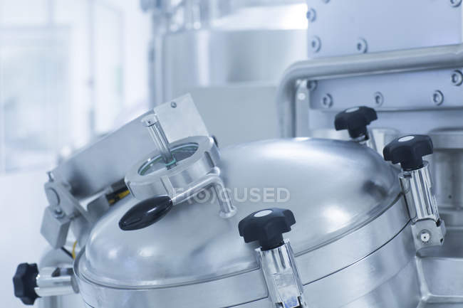 Closeup shot of silver medical manufacturing machinery, pharmaceutical concept — Stock Photo