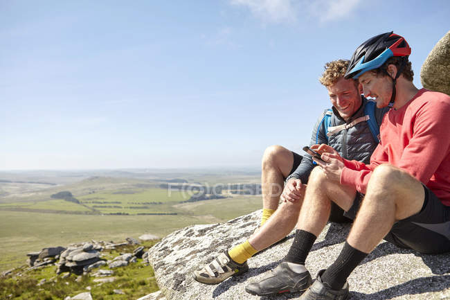 Велогонщики отдыхают на скалистом обнажении — стоковое фото
