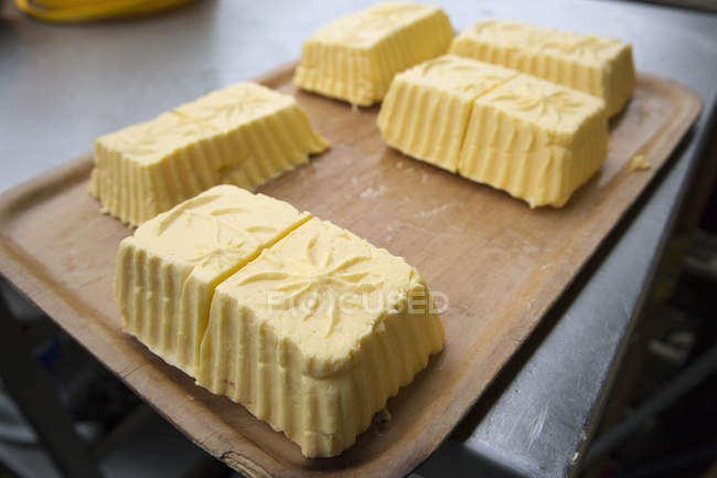 Manteiga caseira em tábua de corte de madeira — Fotografia de Stock