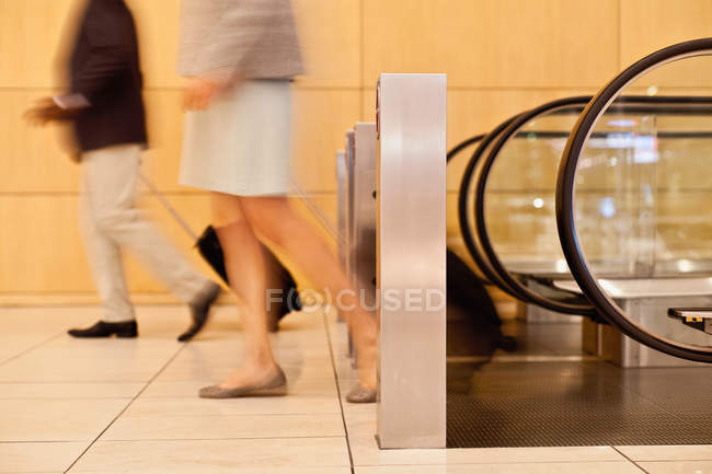 Blurred view of business people in lobby — Stock Photo