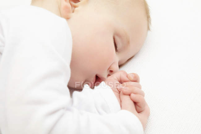 Primo piano della bambina che dorme nella culla — Foto stock