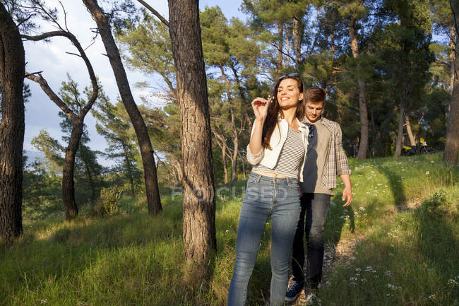 Молодая пара, прогуливающаяся в прибрежном лесу, Сплит, Далмация, Хорватия — стоковое фото