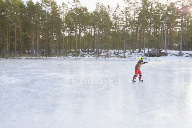 Garçon patinage sur glace sur lac gelé, Gavle, Suède — Photo de stock