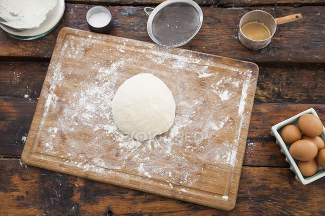 Top view of dough on floured cutting board — Stock Photo