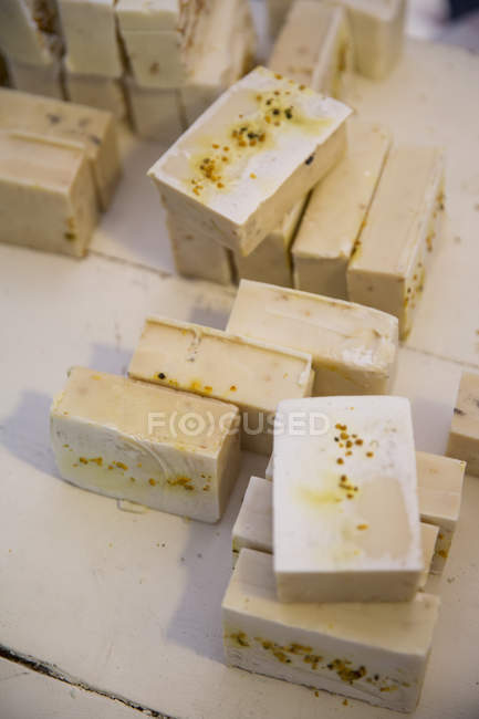 Barrette di sapone sul tavolo del laboratorio di sapone fatto a mano — Foto stock