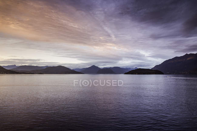 Howe Sound Bay, vista desde ferry, Squamish, Columbia Británica, Canadá - foto de stock