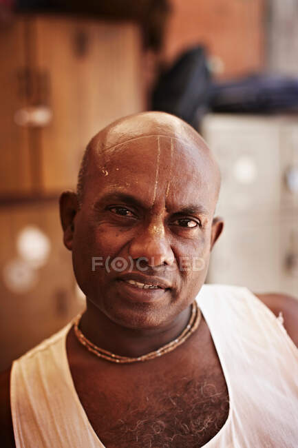 Homme souriant portant des colliers en or — Photo de stock