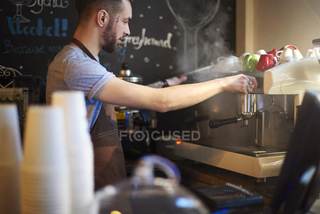 Barista faire du café dans un café — Photo de stock