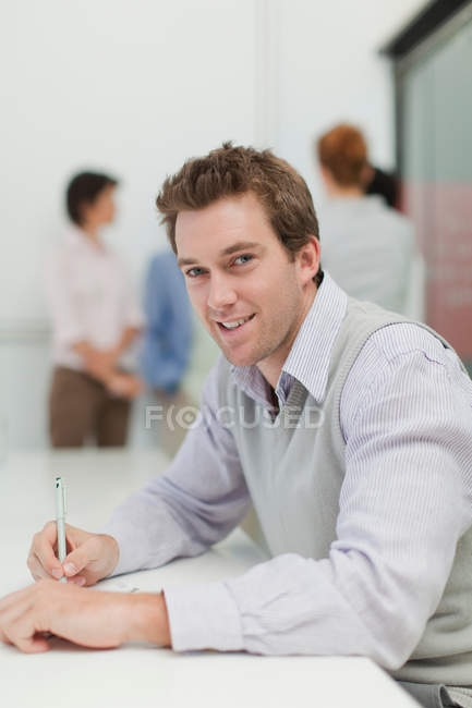 Empresario tomando notas en la reunión - foto de stock