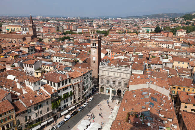 Vista aérea de edifícios urbanos, Verona, Itália — Fotografia de Stock