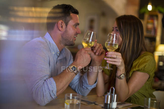 Casal brindar vinho no restaurante moderno — Fotografia de Stock