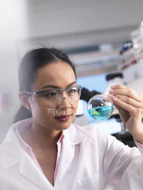 Uno scienziato che prepara una formula chimica in un laboratorio — Foto stock