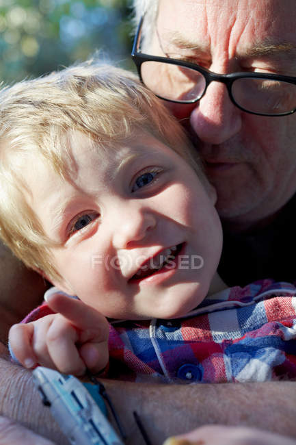 Uomo più anziano baciare nipote all'aperto — Foto stock