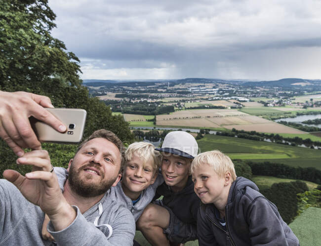 Padre e figli che si fanno selfie — Foto stock