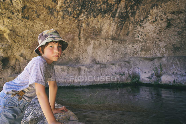 Портрет мальчика в Древнем греческом театре, Сиракузы, Сицилия, Италия — стоковое фото