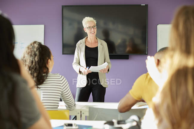 Professor universitário e jovens estudantes em sala de aula — Fotografia de Stock