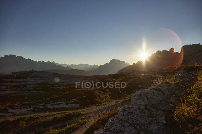Hermoso paisaje con montañas escénicas al amanecer en el Tirol del Sur, italia - foto de stock