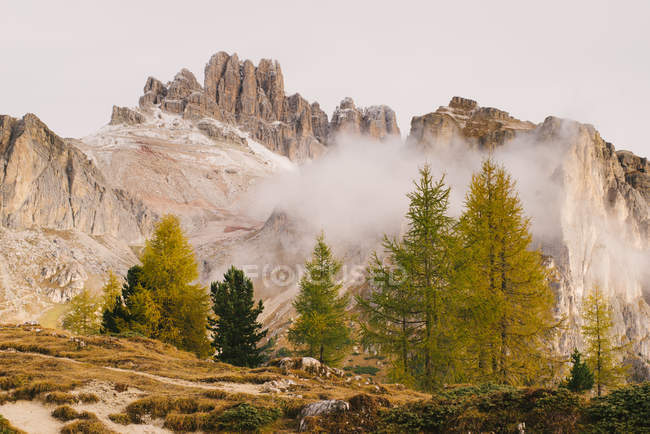 Vista panorámica del Monte Lagazuoi, Alpes Dolomitas, Tirol del Sur, Italia - foto de stock