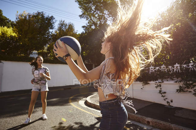 Teenage girls playing with ball in street, Cape Town, South Africa — Stock Photo