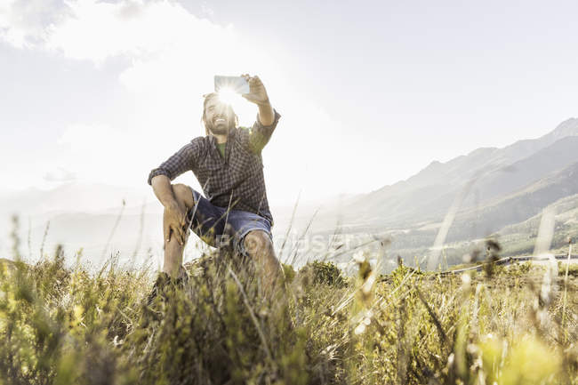 Mann macht Selfie an einem sonnigen Tag, franschhoek, Südafrika — Stockfoto