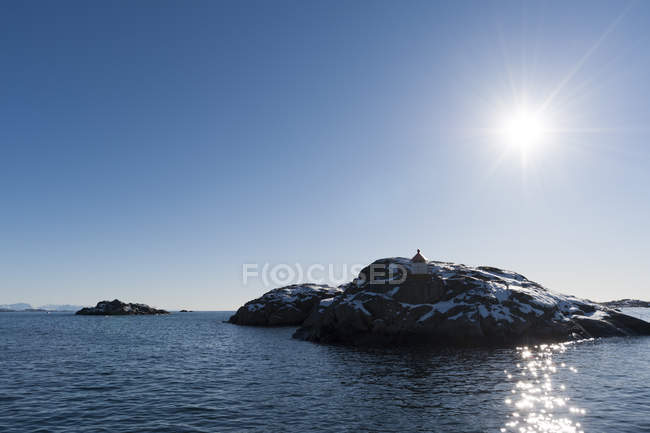 Sunlit rocky island, Svolvaer, Лофотенские острова, Норвегия — стоковое фото