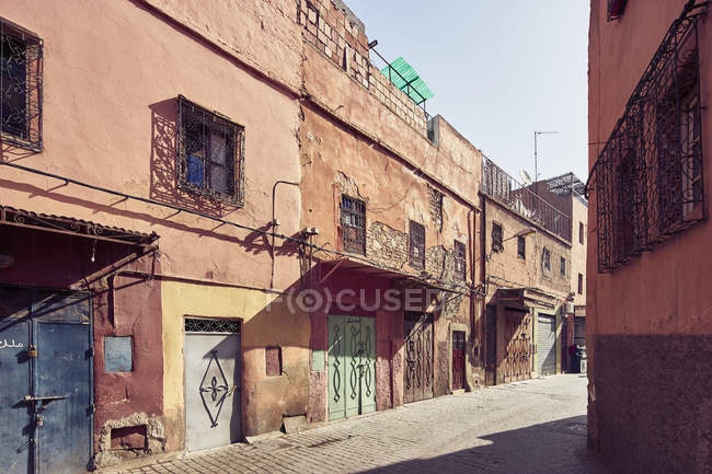 Cobbled street and traditional buildings, Marrakesh, Morocco — Stock Photo