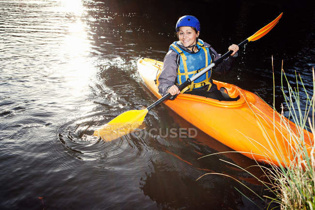 Kayaker remando em lago imóvel — Fotografia de Stock