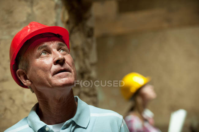 Будівництво працівник носіння каску — стокове фото