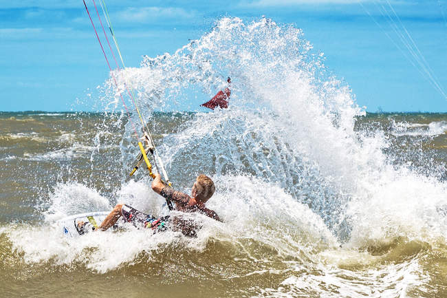 Hombre en el mar kite surf, salpicaduras - foto de stock