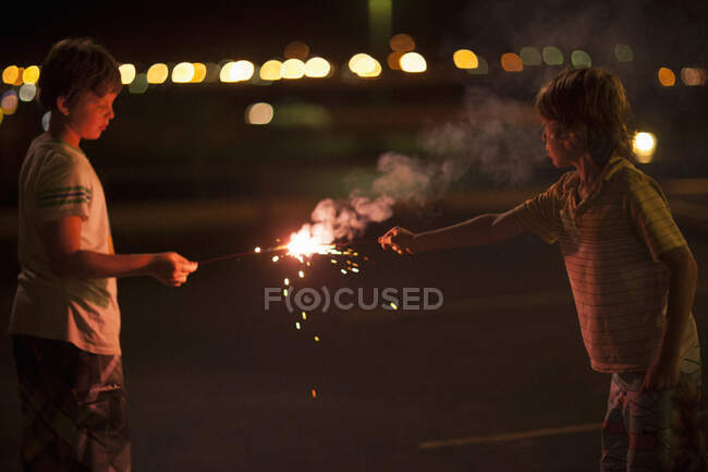 Dois meninos brincando com sparklers em 4 de julho — Fotografia de Stock