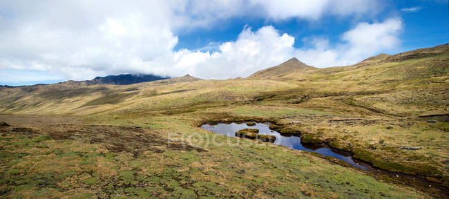 Cima de la montaña y cielo azul nublado, Perú - foto de stock