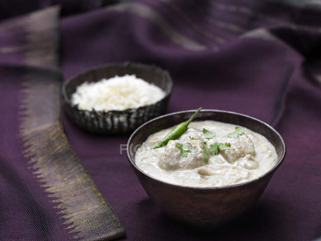 Bowl of white chicken korma with rice — Stock Photo